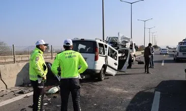 Adana’da feci kaza! Hafif ticari araç otomobile çarptı: 3 ölü