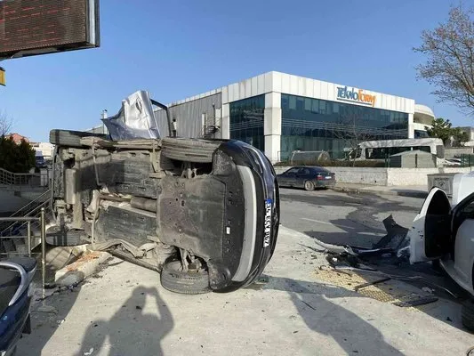 Beylikdüzü’nde otomobilin çaptığı araç yan yattı: Kaza anı kamerada