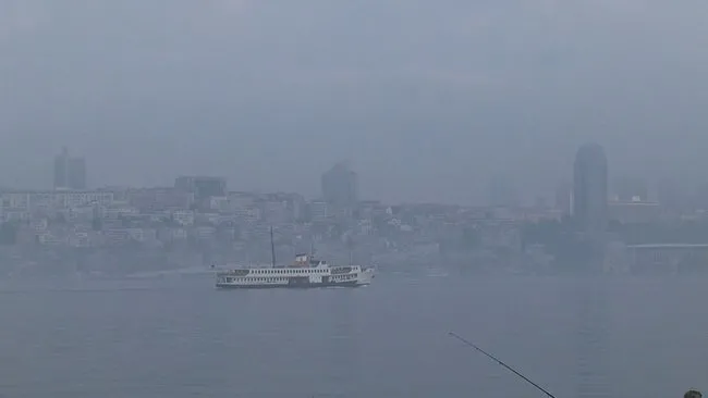 SON DAKİKA! İstanbul Boğazı’nda sis etkisi! Bazı ilçelerde görüş mesafesi yarı yarıya düştü!