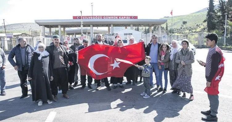 Ay yıldızlı bayrağı alan Mehmetçik için sınıra koştu