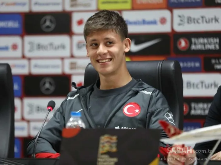 Daire fiyatına saat aldı! Milli futbolcu Hakan Çalhanoğlu’nun pırlanta işlemeli saati dudak uçuklattı!