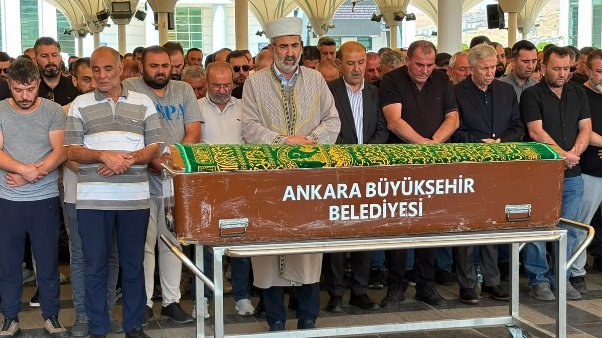 Ankara'da hafriyat kamyonu kazasında hayatını kaybeden işçi Emre Çelik'in cenaze töreninden bir görüntü.