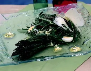Kuşkonmazlı ve Vicentina Soslu Roka Salatası