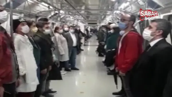 Metrodaki vatandaşlar 19.23’te ayağa kalkarak İstiklal Marşını okudu | Video