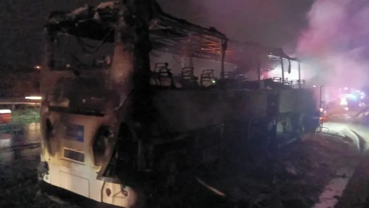 Mersin Tarsus’ta yolcu otobüsü alev alev yandı!