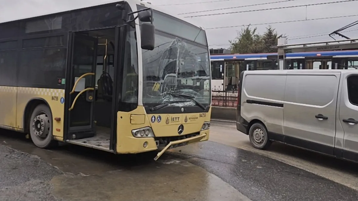 Sultangazi'de İETT otobüsü trafik levhasına çarptı!