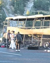 Tatil dönüşü katliam gibi kaza: 8 ölü, 33 yaralı