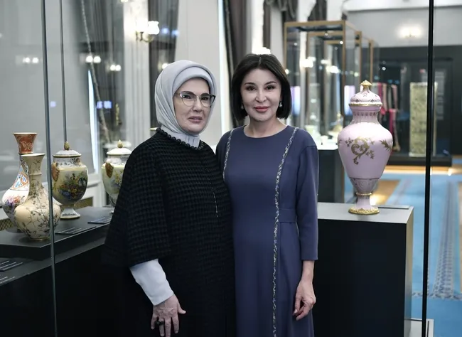 emine-erdogan-ozbekistan-cumhurbaskaninin-esi-ile-bir-araya-geldi-1769712681663.jpg Emine Erdoğan, Özbekistan Cumhurbaşkanı’nın eşi ile bir araya geldi!