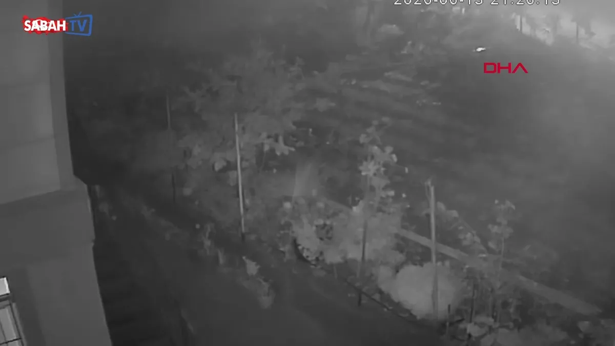 Çekmeköy’de servis minibüsü evin bahçesine uçtu! 1 ölü: O anlar kamerada videosunu izle Çekmeköy’de servis minibüsü evin bahçesine uçtu! 1 ölü: O anlar kamerada videosunu izle
