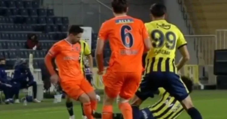 Fenerbahçe - Başakşehir maçında tartışılan pozisyon! Gustavo sarı kart gördü