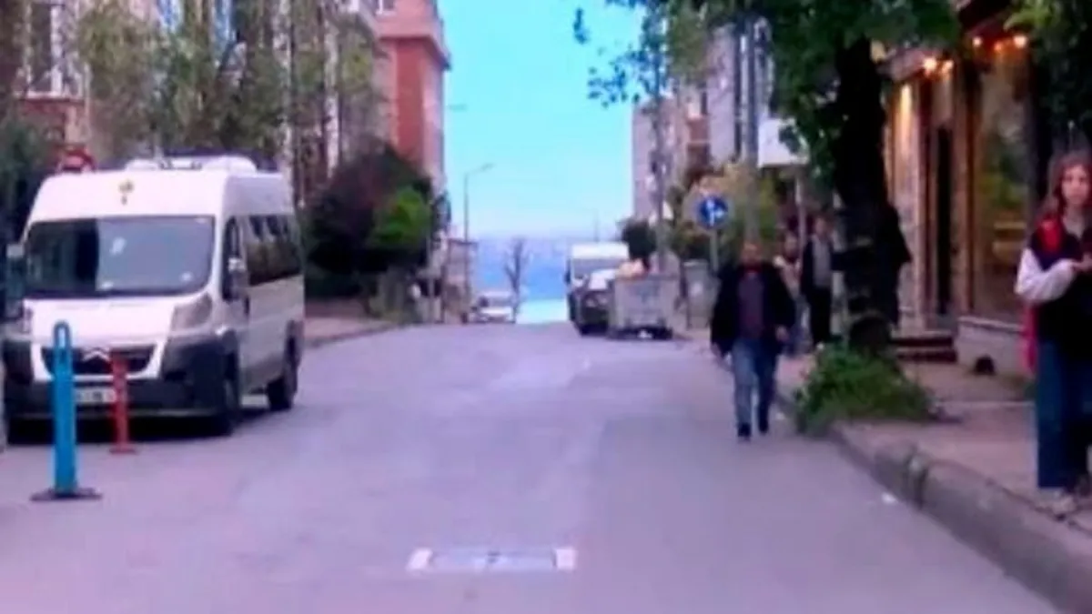 Kahvenin önünde oturanlara silahlı saldırı gerçekleştirildi: 3 kişi yaralandı Kahvenin önünde oturanlara silahlı saldırı gerçekleştirildi: 3 kişi yaralandı