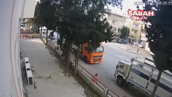 Sokakta yürüyen kadının telefonunu alan kapkaççılar yakalandı | Video