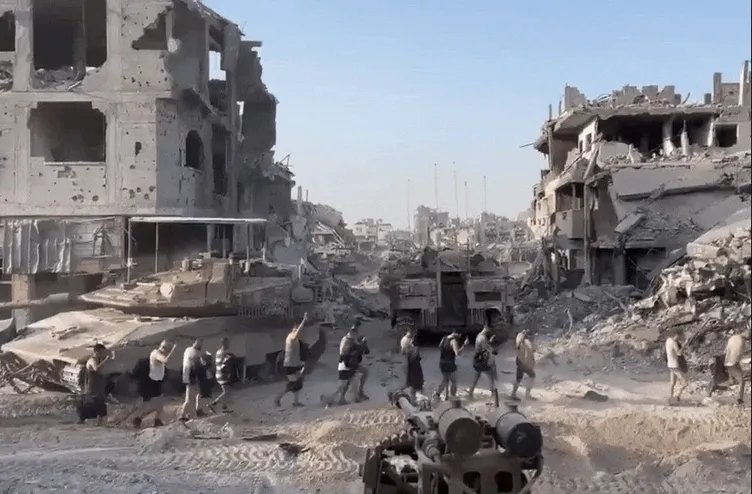 Alçak İsrail ordusunun yeni görüntüleri! Enkaza dönen bölgede insanlık dışı muamele: Filistinli erkekleri soyarak aşağıladılar