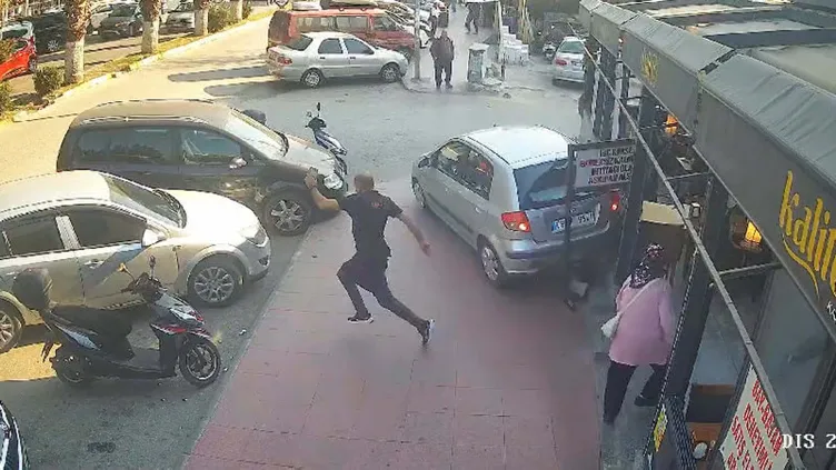 Aydın’da katliam gibi kaza! Kontrolden çıkan araç kafeye daldı: 1 ölü 3 yaralı!