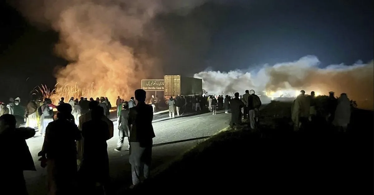 Pakistan’da sokaklar karışıyor: Protestocular polisle çatıştı