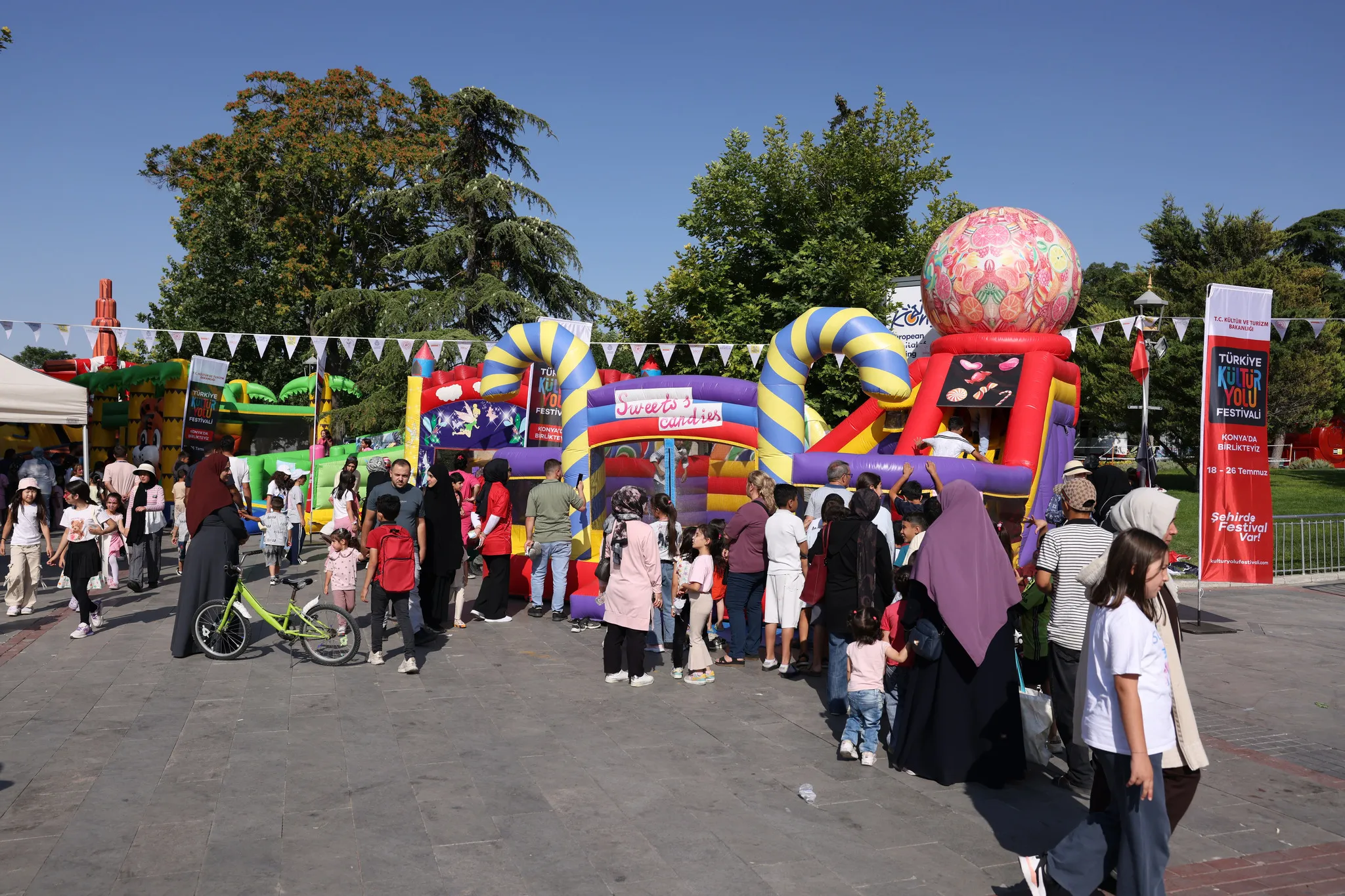 Konya Kültür Yolu Festivali'nde Etnospor Deneyim Alanı'nda oyun oynayan çocuklar.