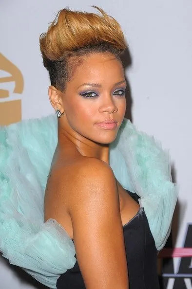 Dünden bugüne Rihanna’nın saç modası