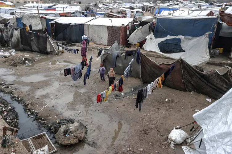 Siyonist İsrail sadece bombalarla katletmiyor: Bir yanda bombalar diğer yanda kara kış