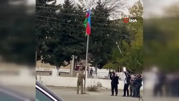 Azerbaycan Cumhurbaşkanı İlham Aliyev, işgalden kurtarılan bölgede Azerbaycan bayrağını öperek göndere çekti | Video