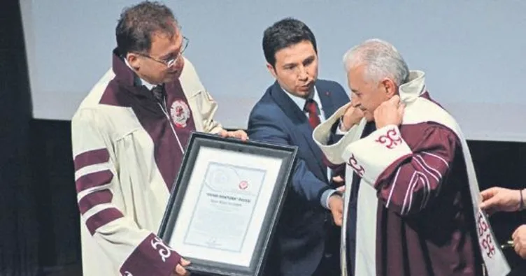 Binali Yıldırım cübbeyi giydi