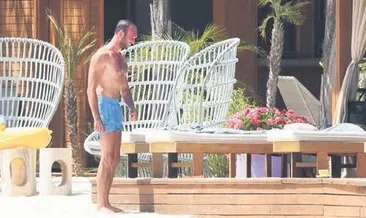 Oğlunu uyuttu deniz keyfi yaptı