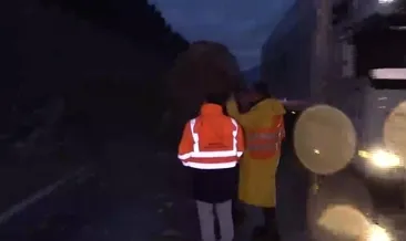 Amasya'da dağdan kopan dev kayalar yola düştü #amasya