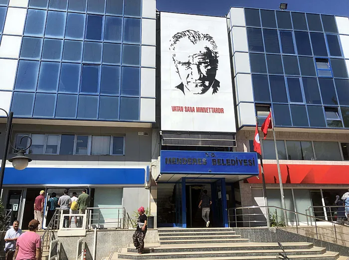 son-dakika-menderes-belediyesine-yolsuzluk-operasyonu-baskan-ilkay-cicek-dahil-21-gozalti-1785823667541.jpg
