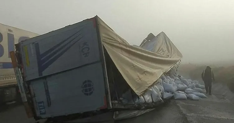 Konya’da yoğun sis kazaya neden oldu! Askeri servis aracı, TIR’la çarpıştı: 10 yaralı