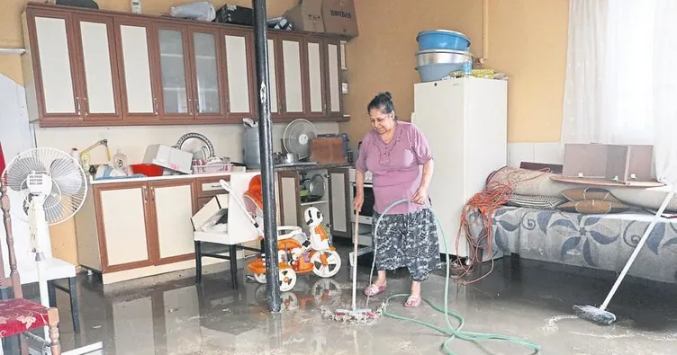 Sağanak yağış İzmir’i felç etti