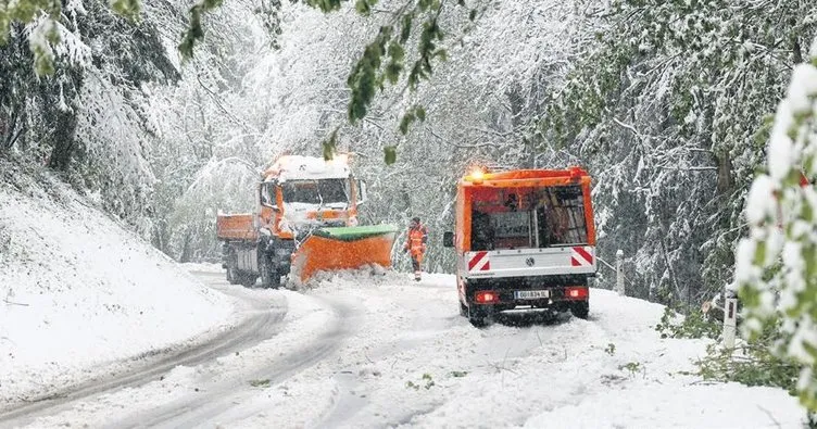 Kar yağışı yolları kapattı