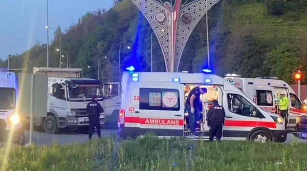 rizede-otomobil-kamyona-carpti-1i-bebek-6-yarali-1778248613794.jpg