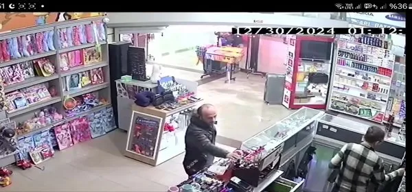 cakmak-hirsizi-kameraya-yakalandi-1735894951176.jpg