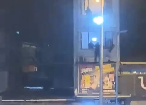 son-dakika-fatih-kumkapida-komsu-dehseti-darbedip-ikinci-kattan-asagi-attilar-o-anlar-ortaya-cikti-1763022666627.jpg (480×347)