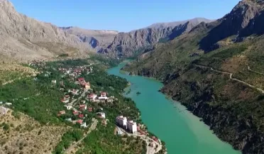 bir-ilcenin-simgesi-haline-geldi-96-basamakli-kayaliklarin-uzerindeki-o-ev-satisa-sunuldu-degeri-ise-dudak-ucu-1783768107014.png