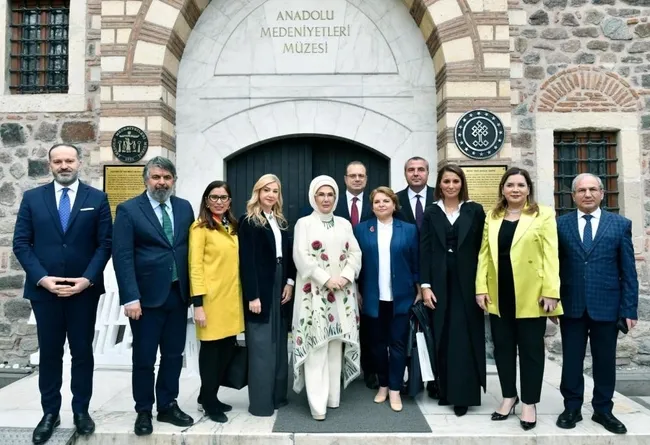emine-erdogan-anadoludakiler-sergisinin-acilisinda-konustu-1763564276082.jpg Emine Erdoğan, 'Anadoludakiler Sergisi'nin açılışında konuştu