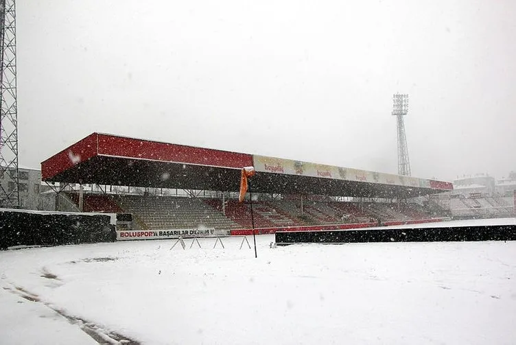 Boluspor-Galatasaray maçı öncesi stat zemini karla kaplandı