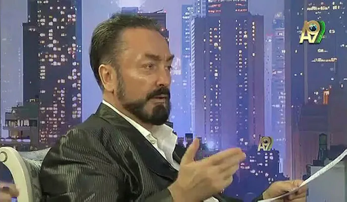 adnan-oktara-gonderilen-erotik-fotograflar-cezaevini-harekete-gecirdi-1658399225832.jpg