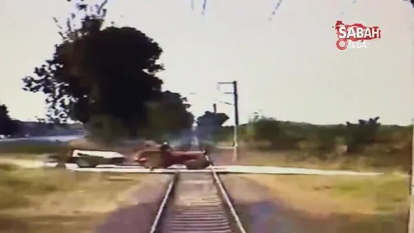 Hatay'da yük treninin traktöre çarptığı kazanın güvenlik kamerası görüntüsü ortaya çıktı
