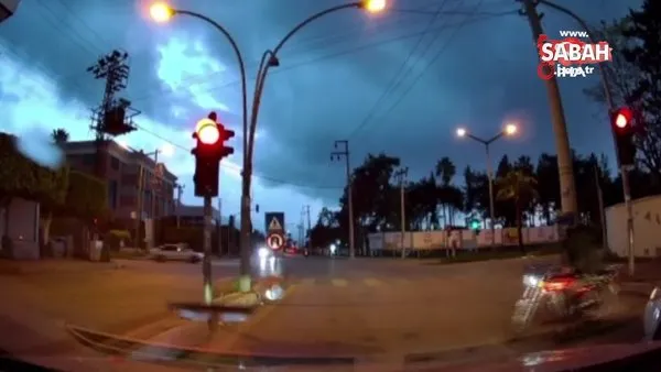 Elektrik direğine yıldırım düşmesiyle yaşanan patlama kamerada | Video
