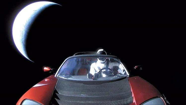 Uzaya fırlatılan Tesla otomobil nerede?