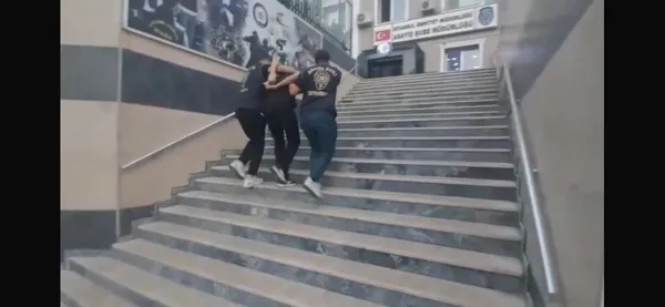toplu-tasimada-turistleri-hedef-alan-yankesicilik-cetesine-operasyon-5-milyonluk-vurgun-20-supheli-yakalandi-1787295219093.jpg