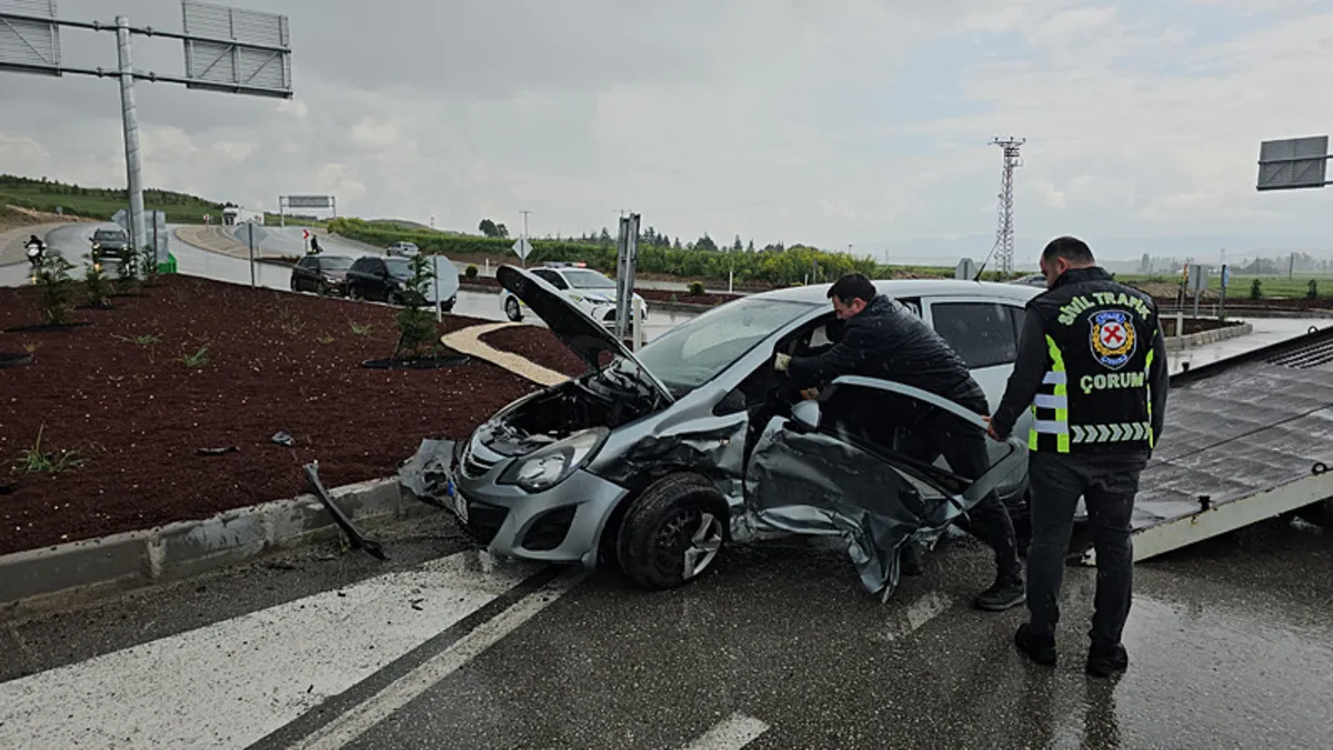 Çorum’da iki otomobilin çarpıştığı kazada 7 kişi yaralandı. Çorum’da iki otomobilin çarpıştığı kazada 7 kişi yaralandı.