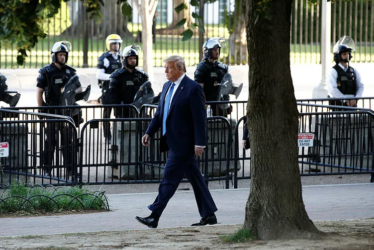 Son dakika! ABD kaosun pençesinde! Trump elinde incil ile...