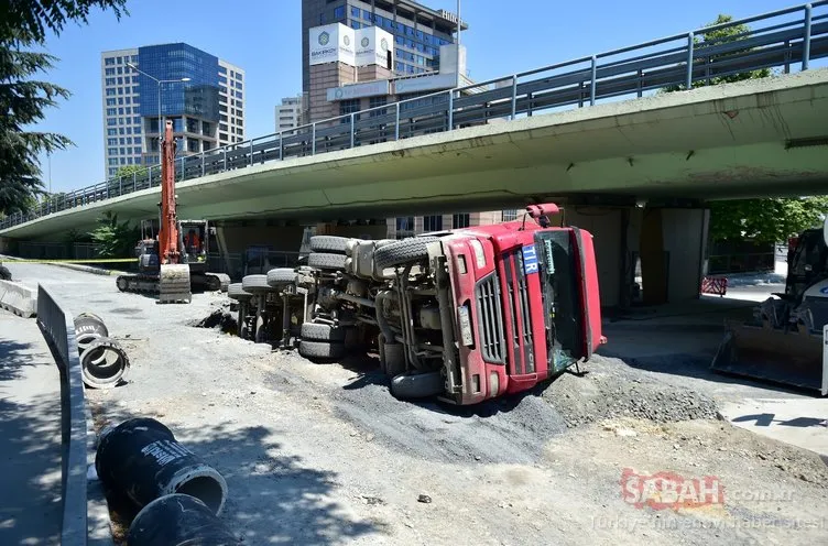 Bakırköy’de hafriyat kamyonu böyle devrildi