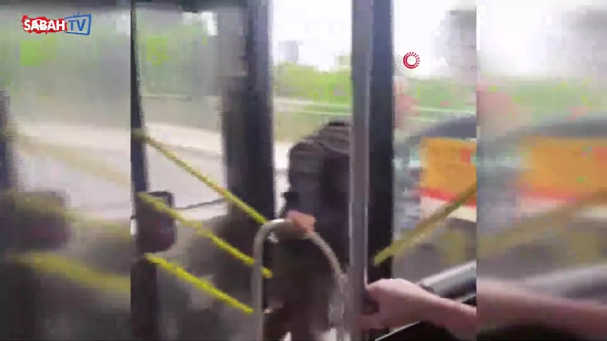 Esenyurt’ta bir İETT şoförü, kendisine küfür edip yolunu kesen şahsa böyle tepki gösterdi | Video videosunu izle Esenyurt’ta bir İETT şoförü, kendisine küfür edip yolunu kesen şahsa böyle tepki gösterdi | Video videosunu izle