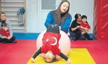 Bayraklı’da annelerle çocukları cimnastik yapıyor