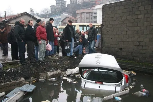 Otomobili geri vitese takınca...