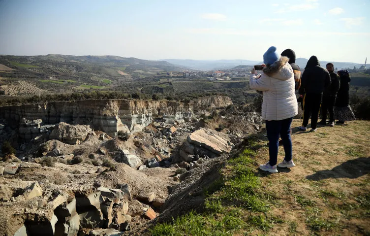 Deprem sonrası oluşan zeytinlikteki dev yarık dünyayı şoka uğrattı: Biraz daha yakın olsaydı...