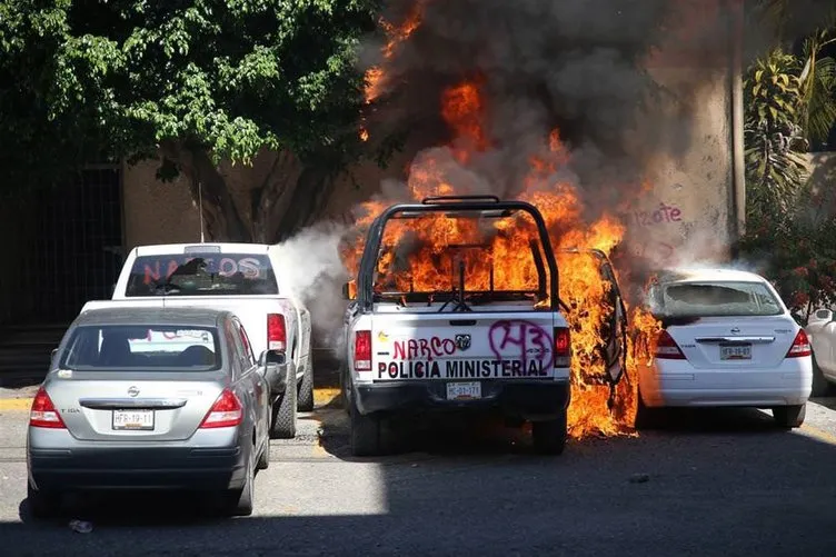 Polis araçlarını yaktılar