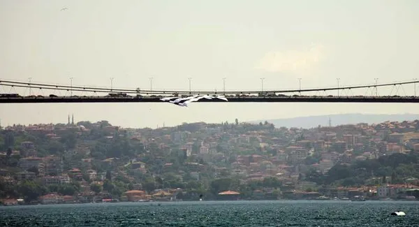 Köprüye dev Beşiktaş bayrağı
